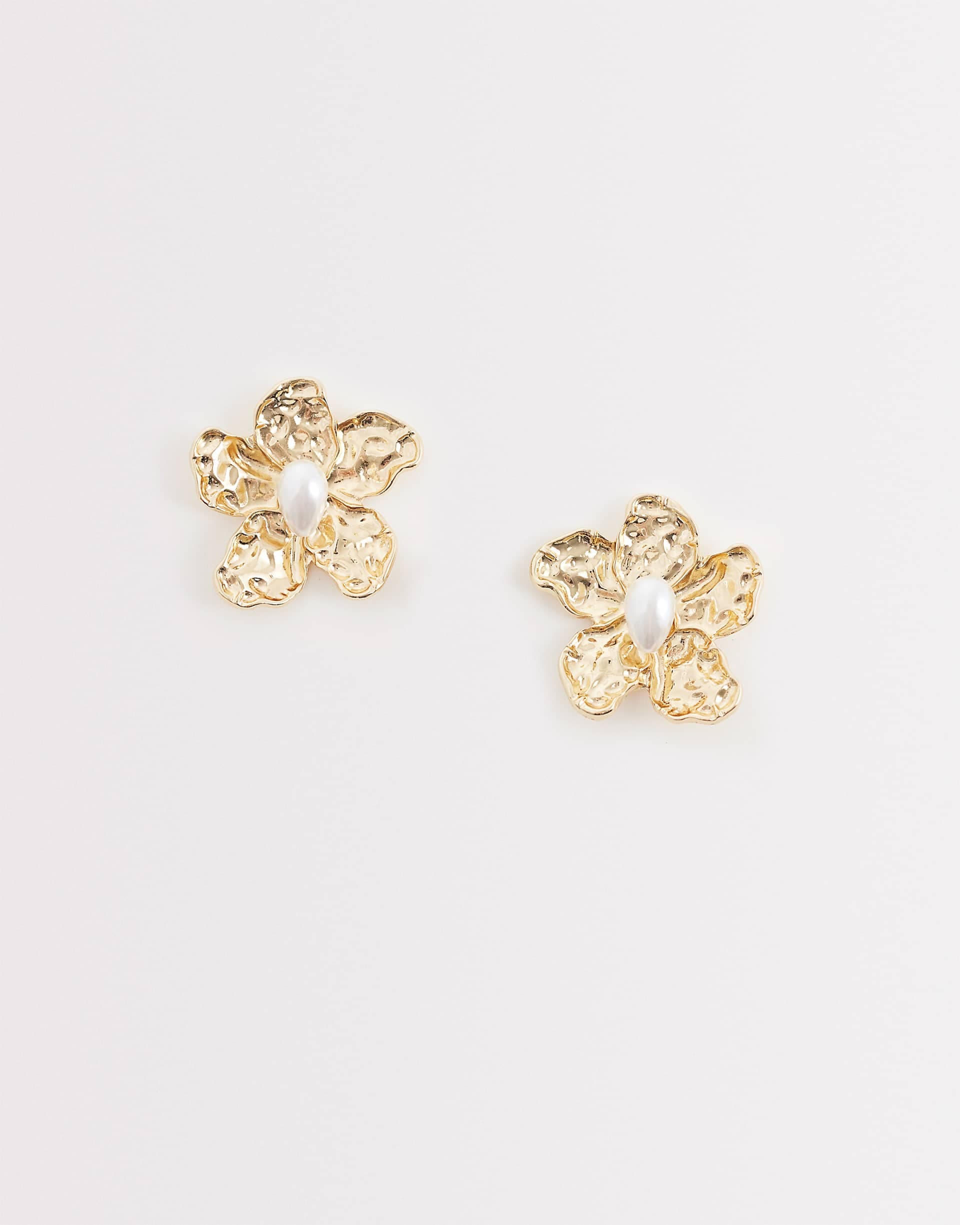 DesignB London hammered pearl flower stud earrings in gold