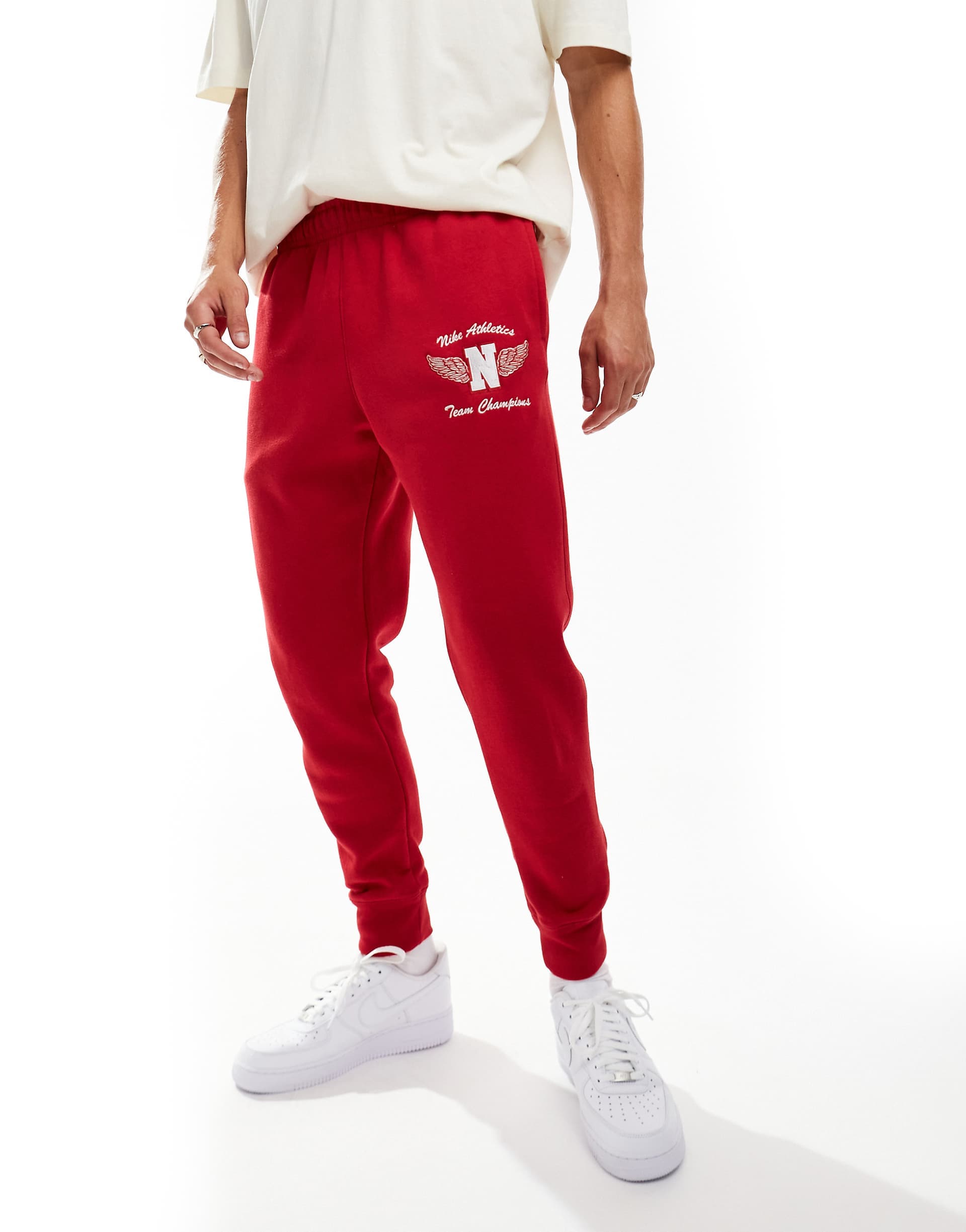 Nike Sportswear Club sweatpants in red
