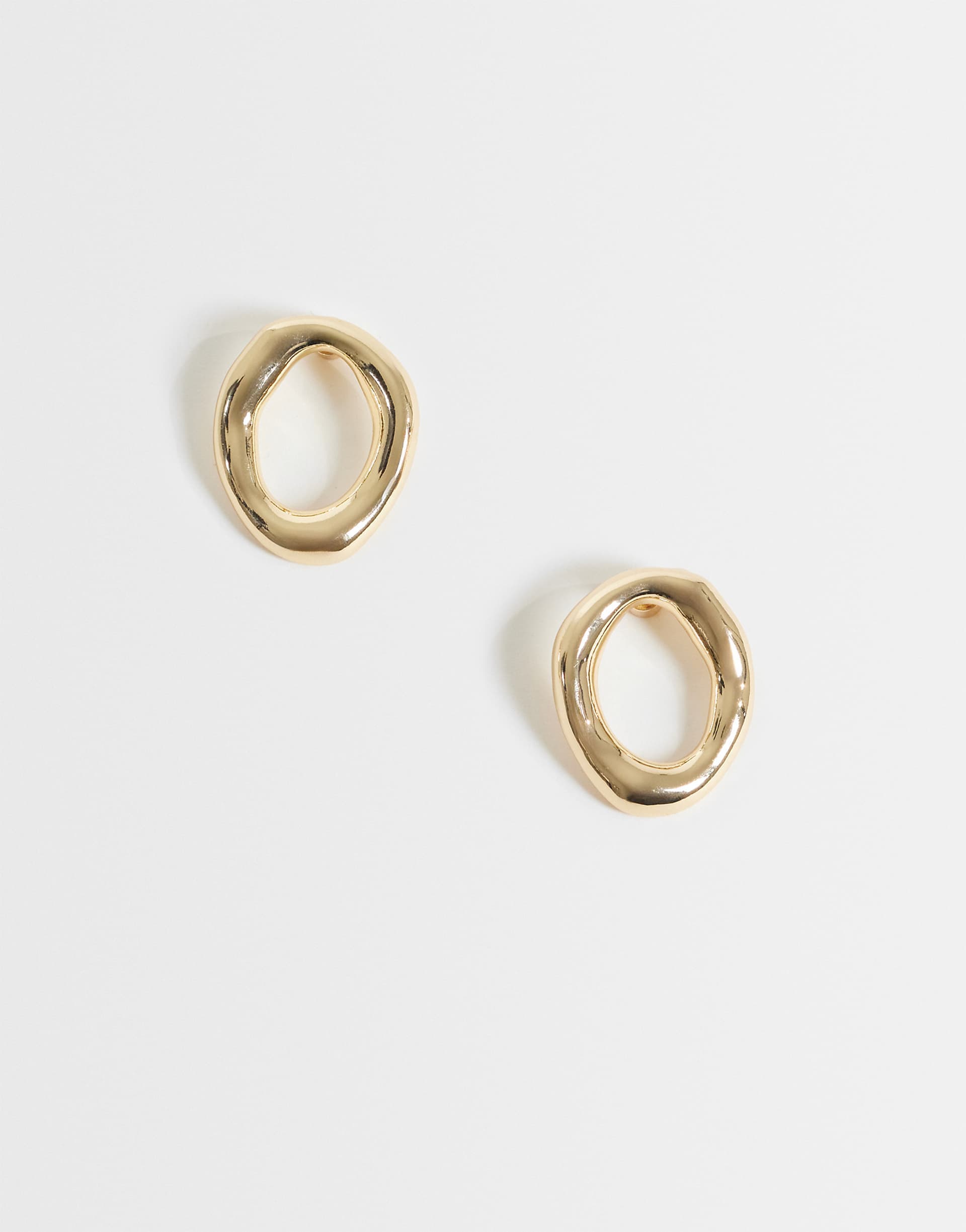 Mango oval drop earring in gold