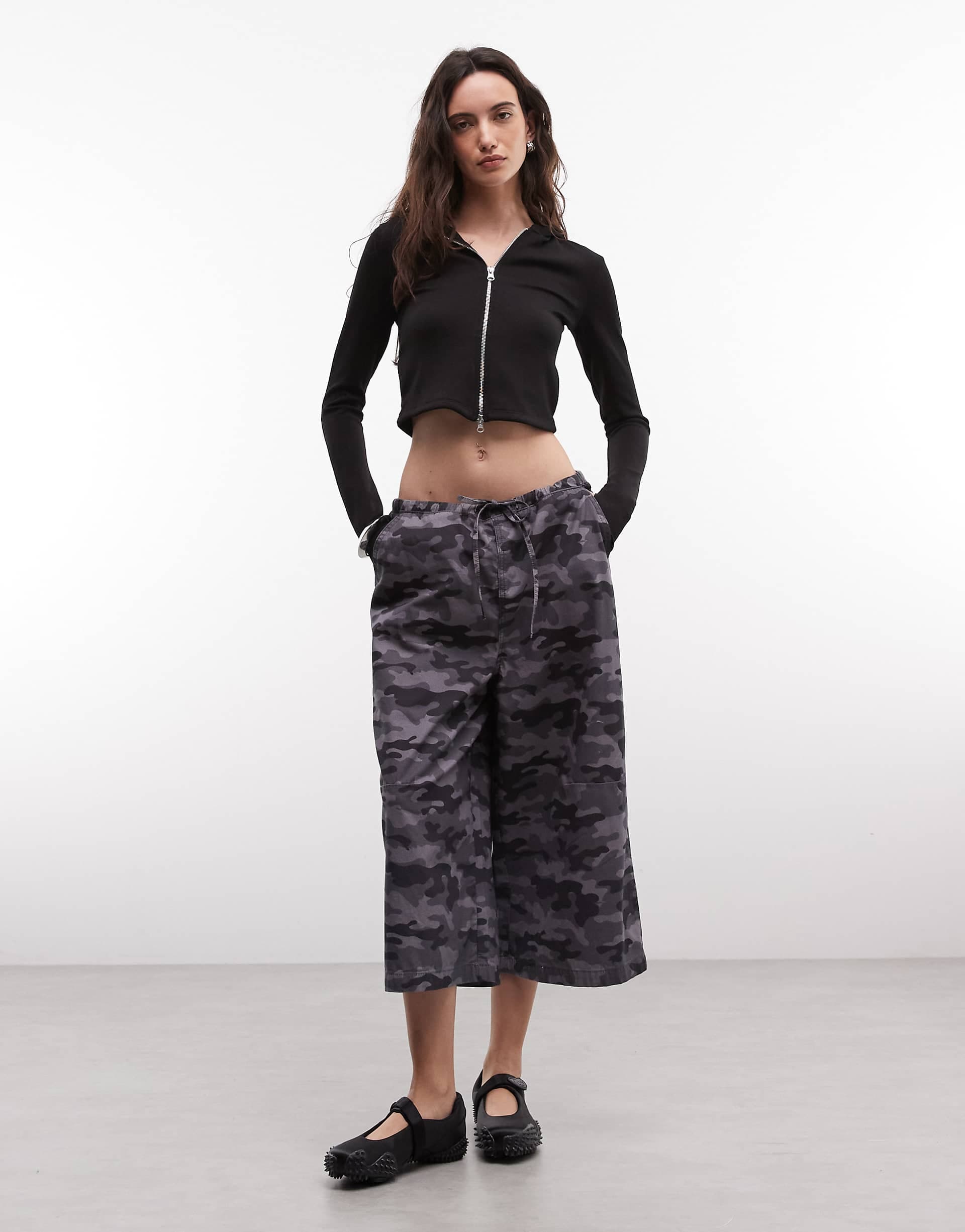 COLLUSION low rise 3/4 baggy culotte in dark camo