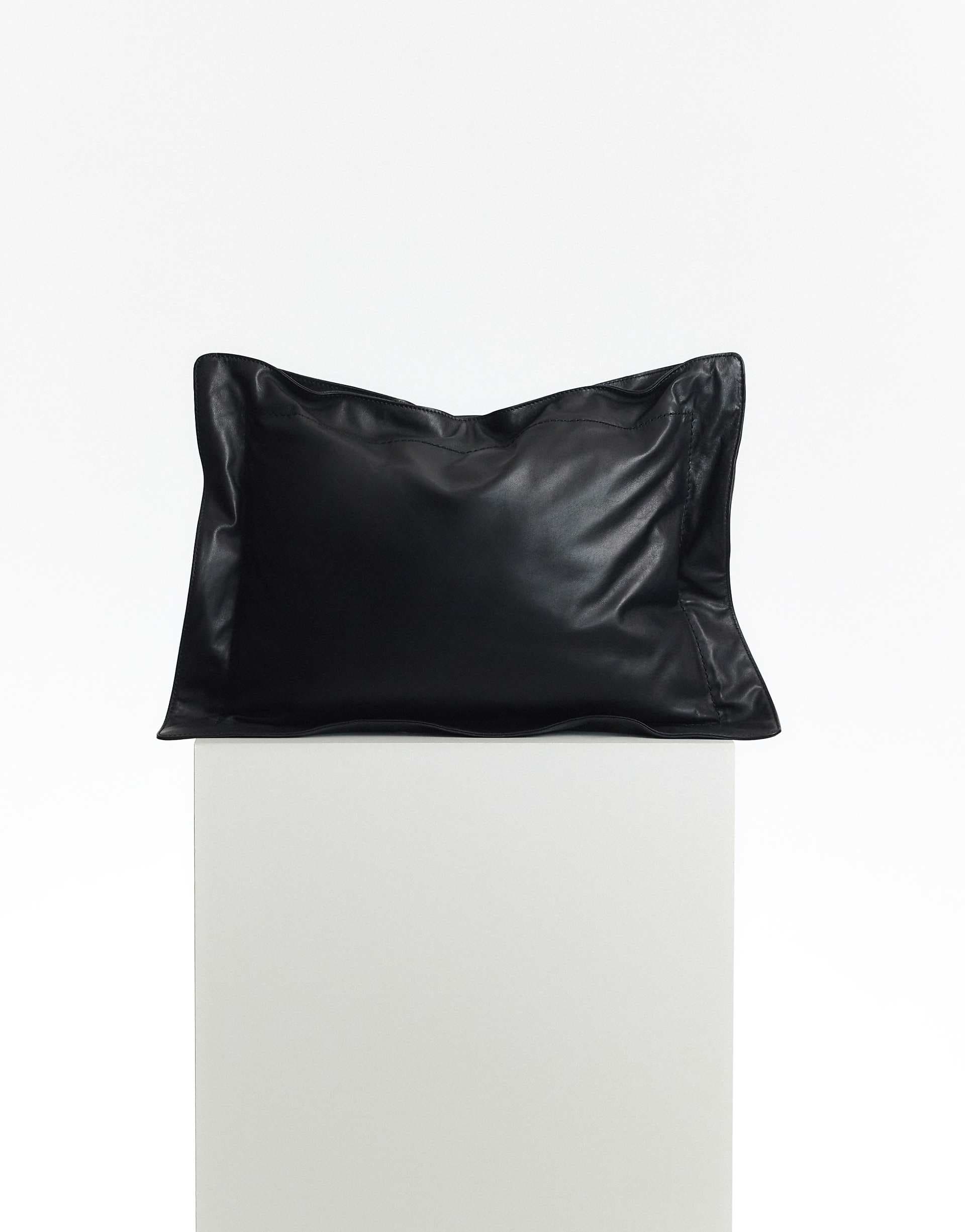 ARRANGE Pillow leather bag in black