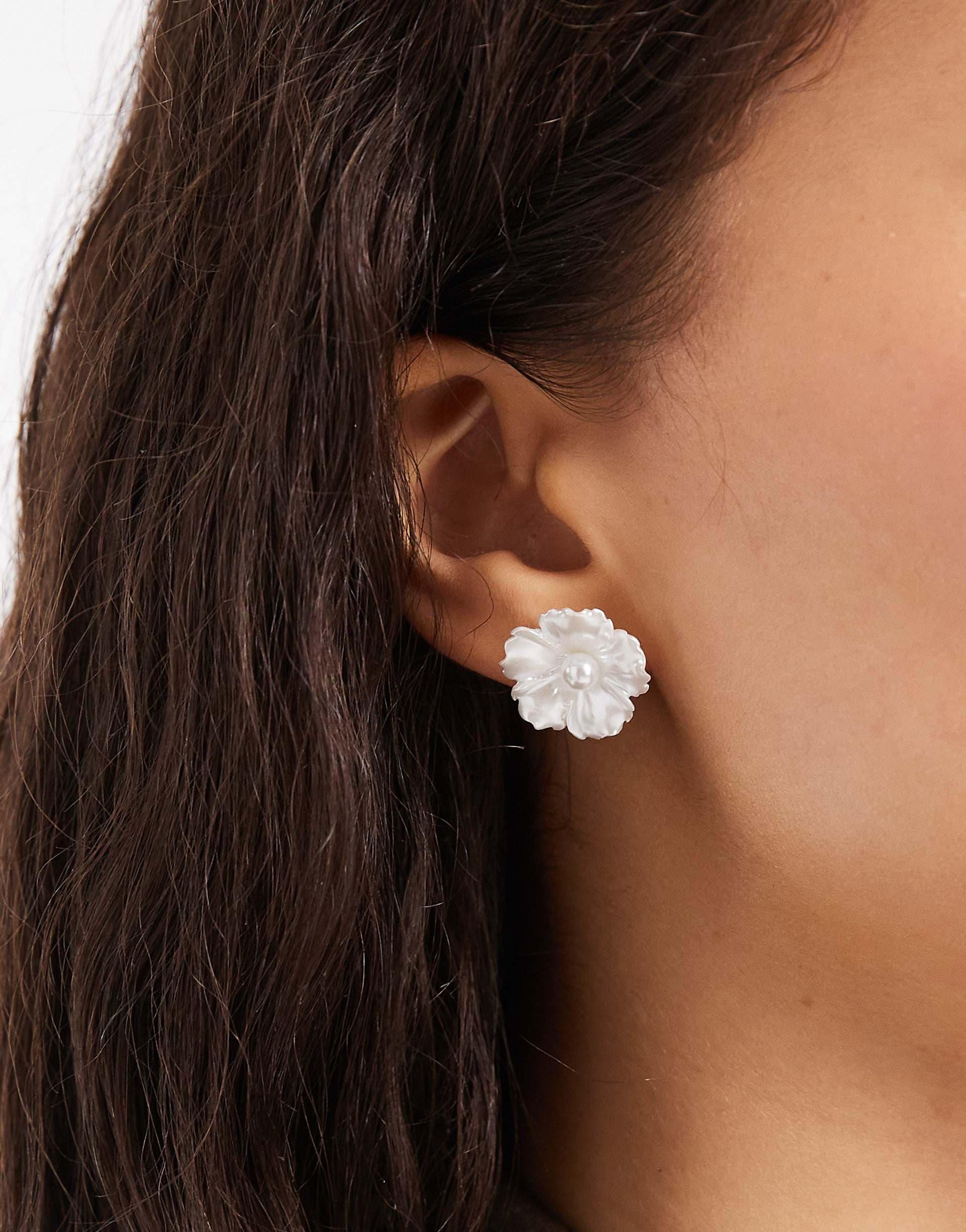 Pieces floral stud earrings in pearly white