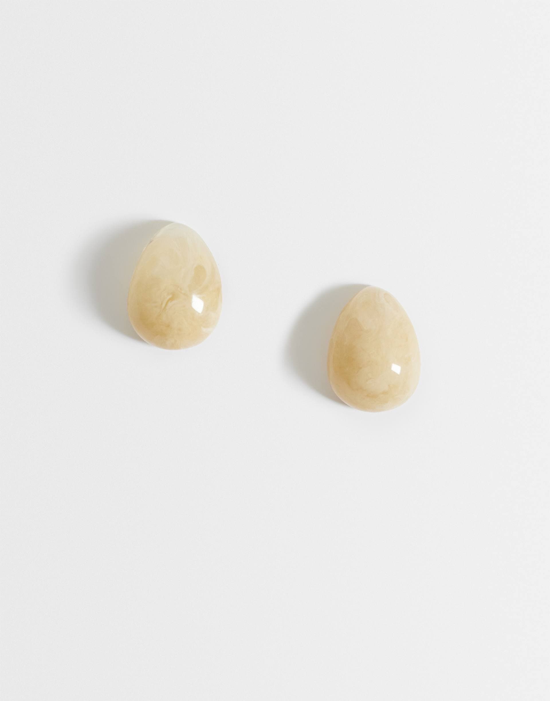 DesignB London teardrop resin stud earrings in cream