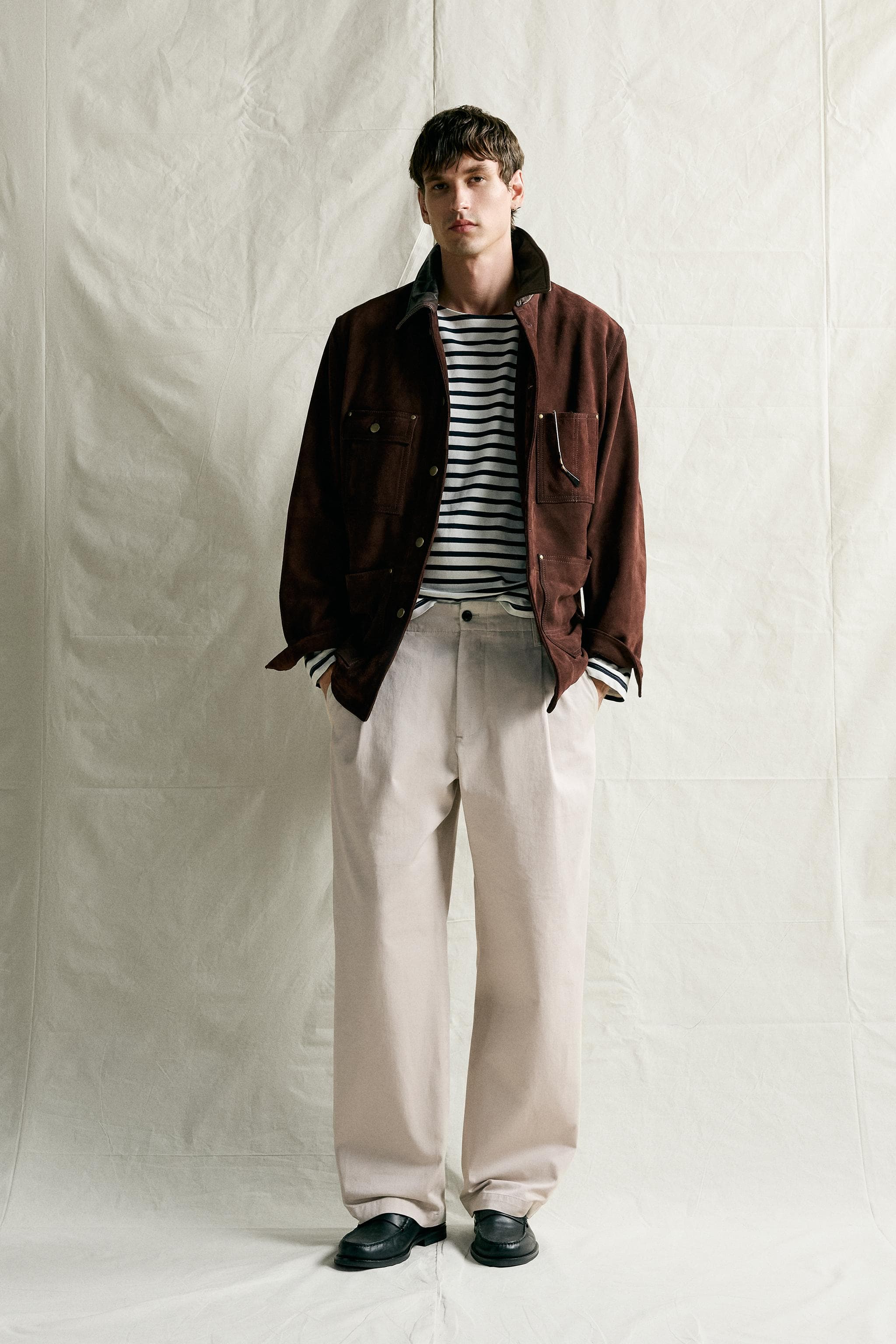 RELAXED FIT PLEATED CHINO TROUSERS