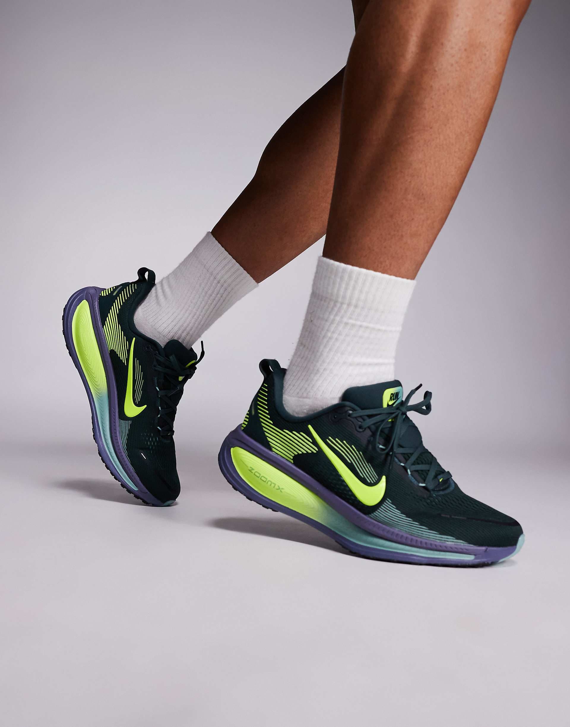 Nike Running Vomero 18 sneakers in green