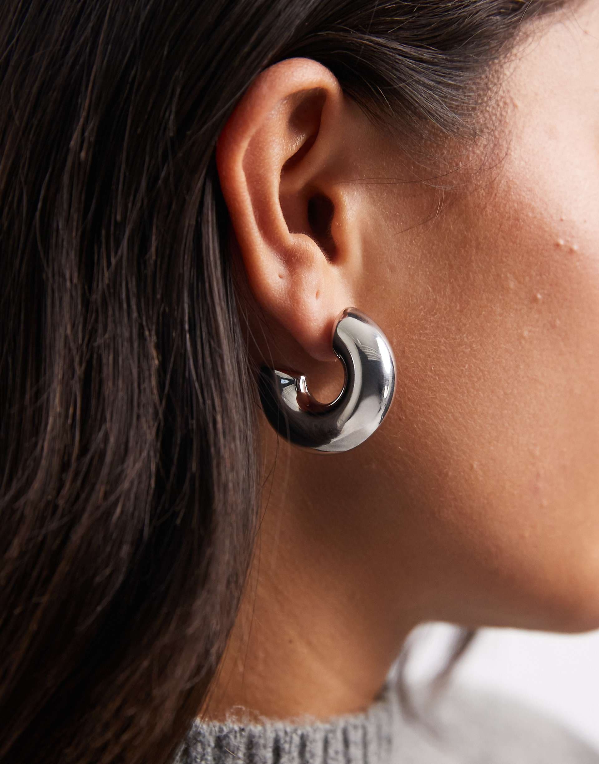 Pieces chunky hoop earrings in silver tone