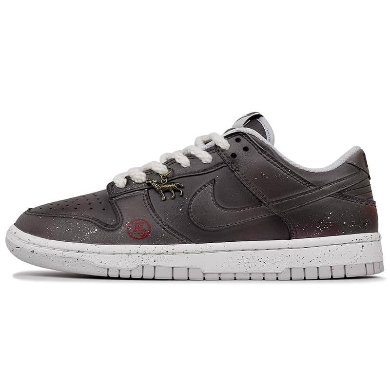 Custom Sneakers Nike Dunk Starry Pony Splatter Paint Bronze Horse Pendant Retro Handmade Style Rustic Fun Hemp Rope Trendy Fashion Year of the Horse Zodiac Shoes Wear-Resistant Low-Top Skate Shoes Unisex Brown