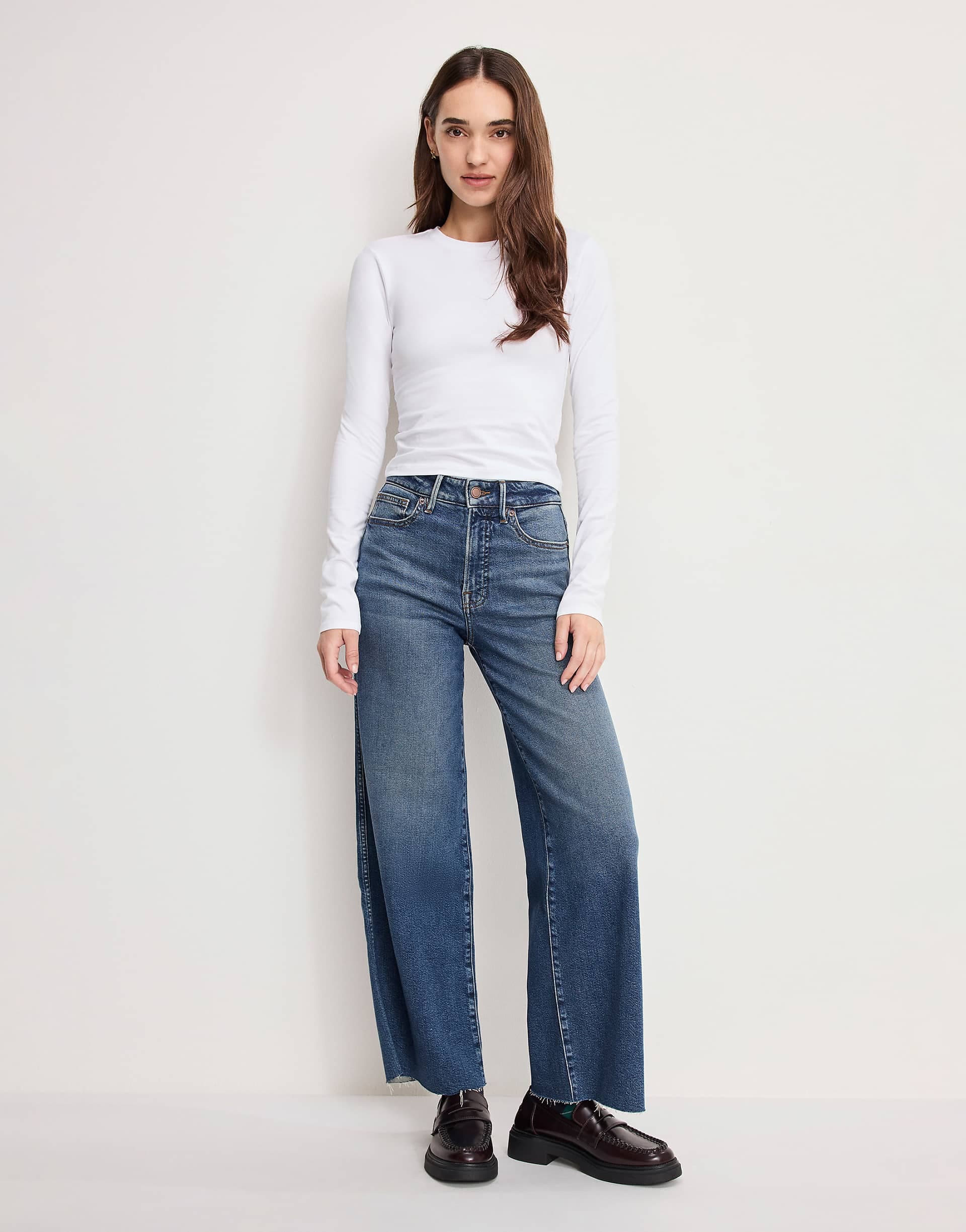 Good American good skate cropped jeans in mid blue wash