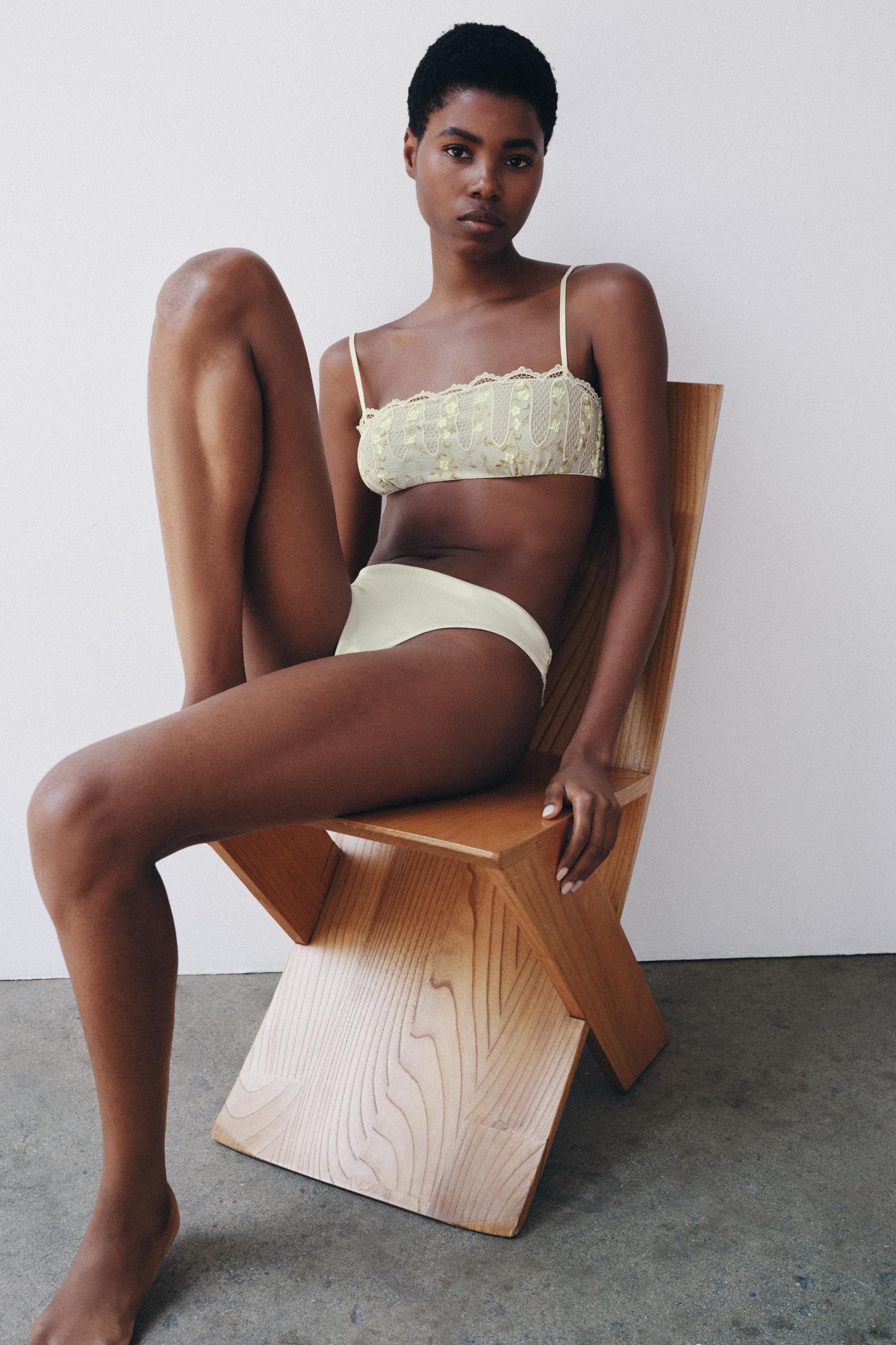FLORAL EMBROIDERED LACE BANDEAU BRA