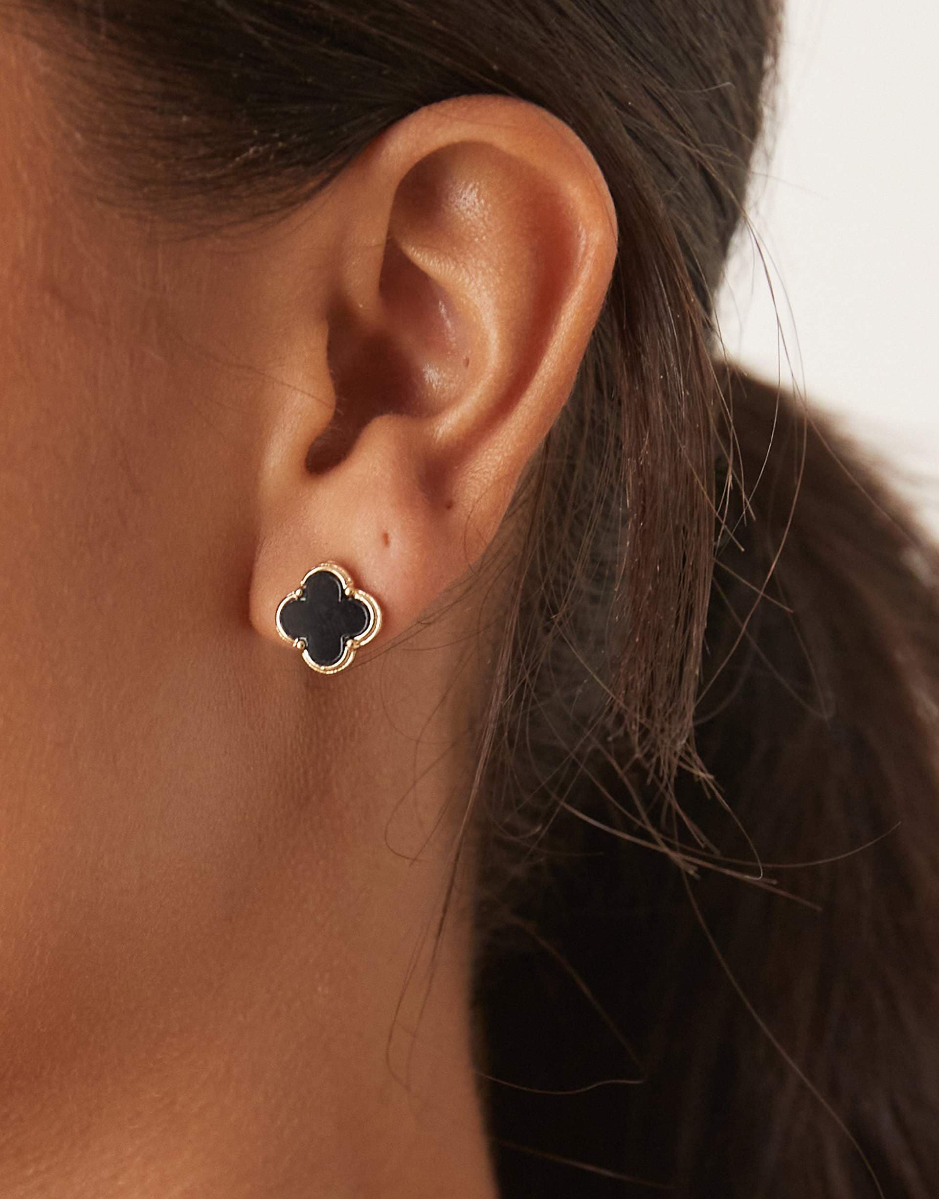 DesignB London clover stud earrings in black and gold tone