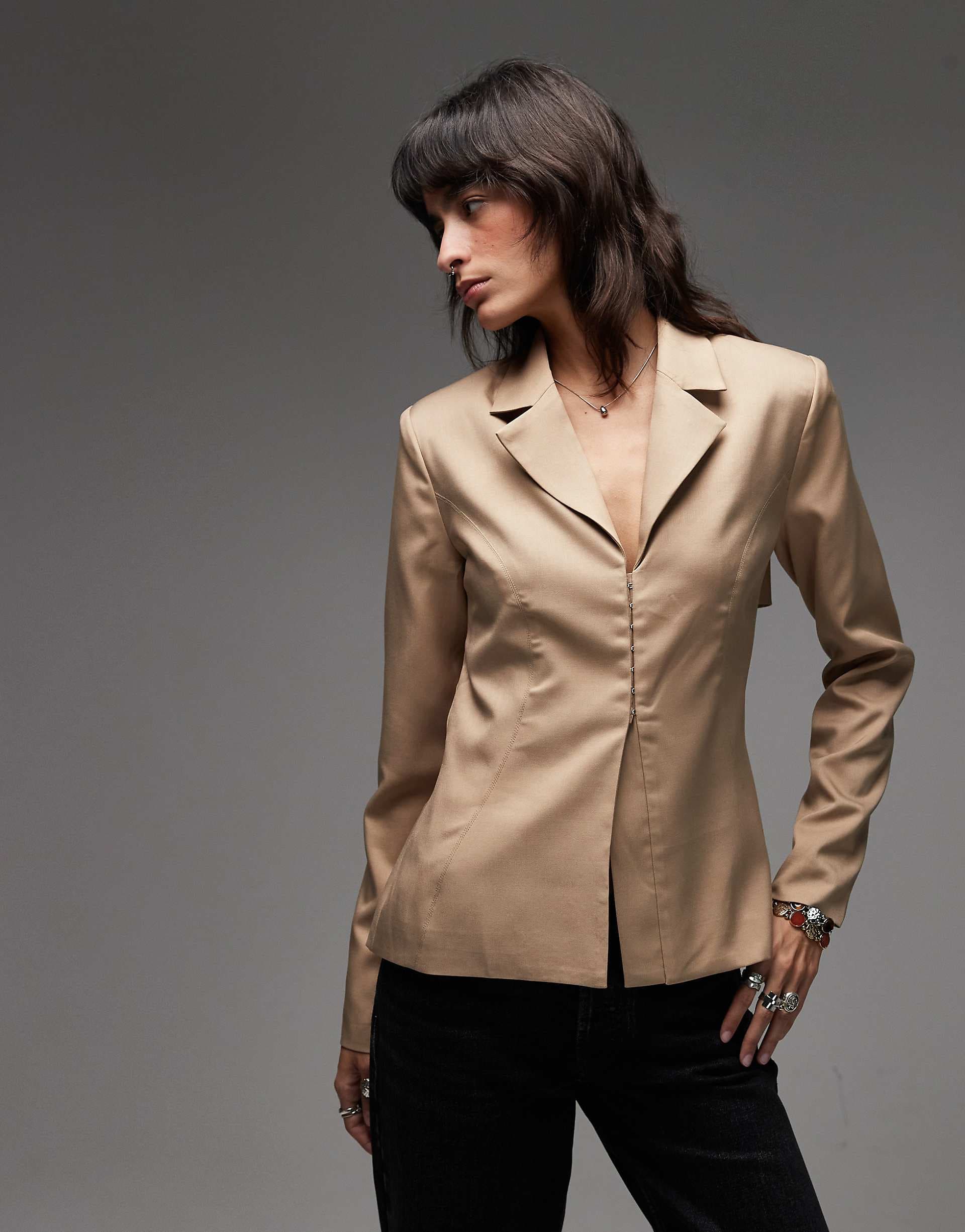 Emory Park fitted waist open back blazer in sand