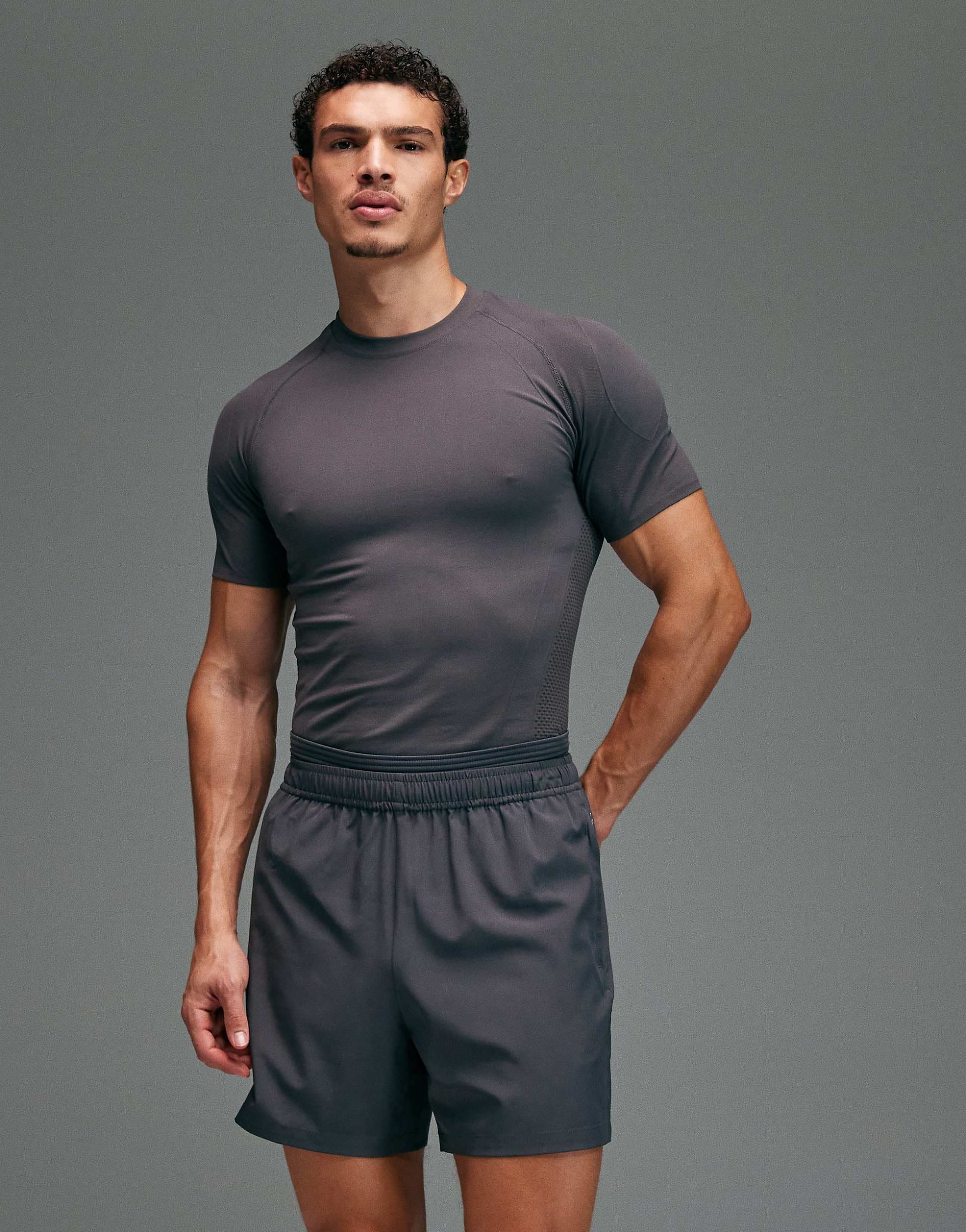 4505 seamless physique defining muscle fit compression base layer T-shirt in charcoal