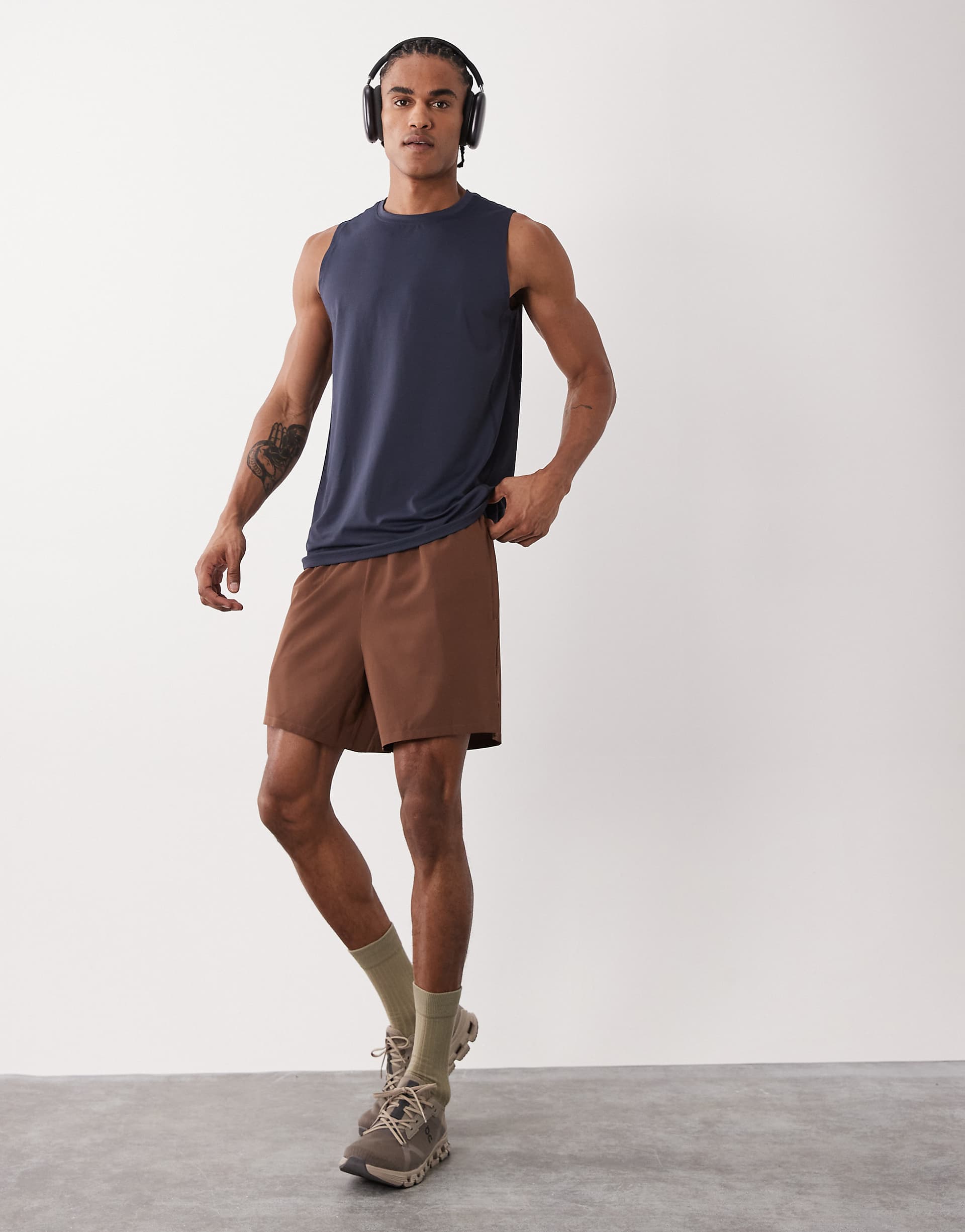 4505 5" running shorts with elastic waistband and mesh back pocket in brown