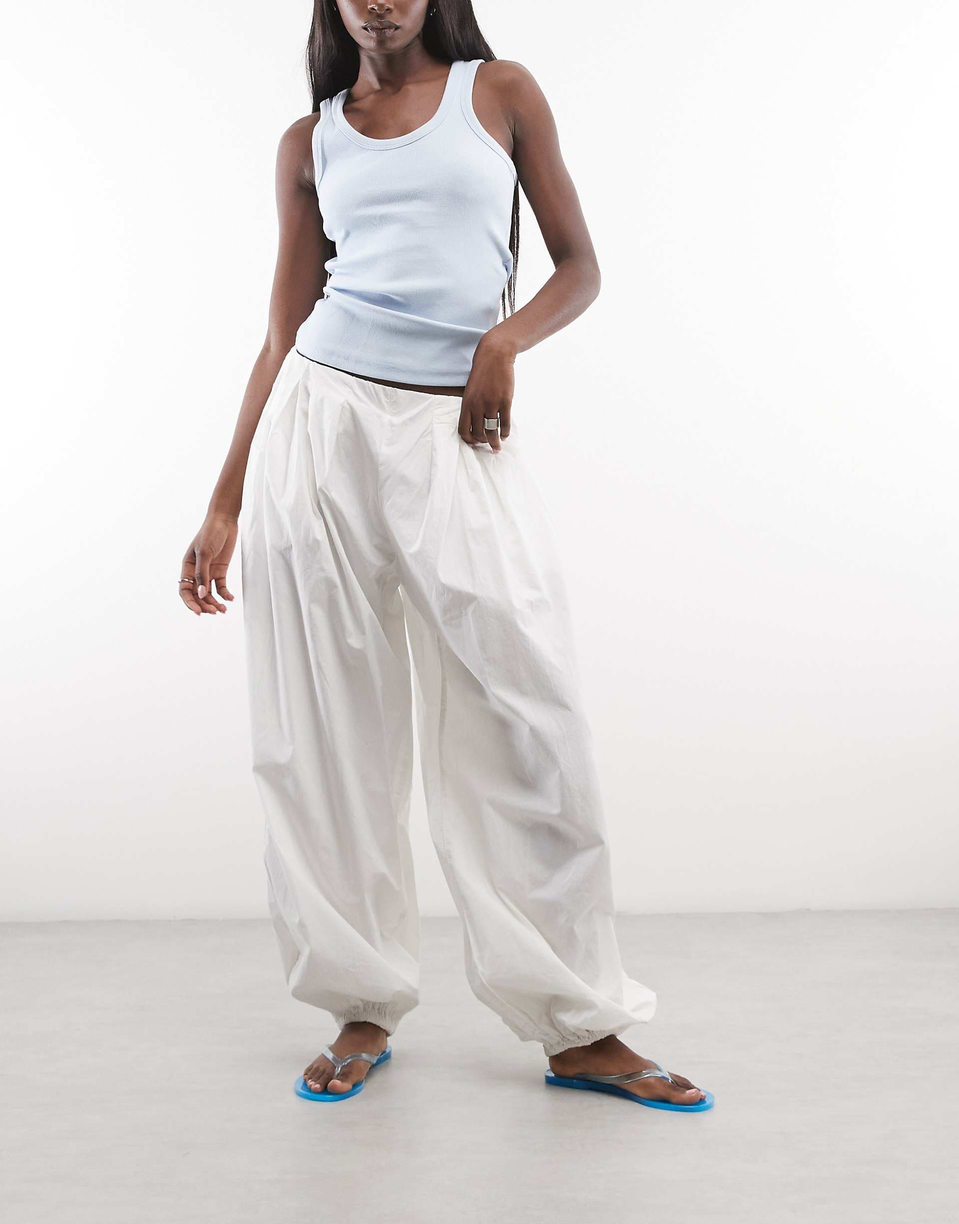 Weekday pleated balloon pants in white