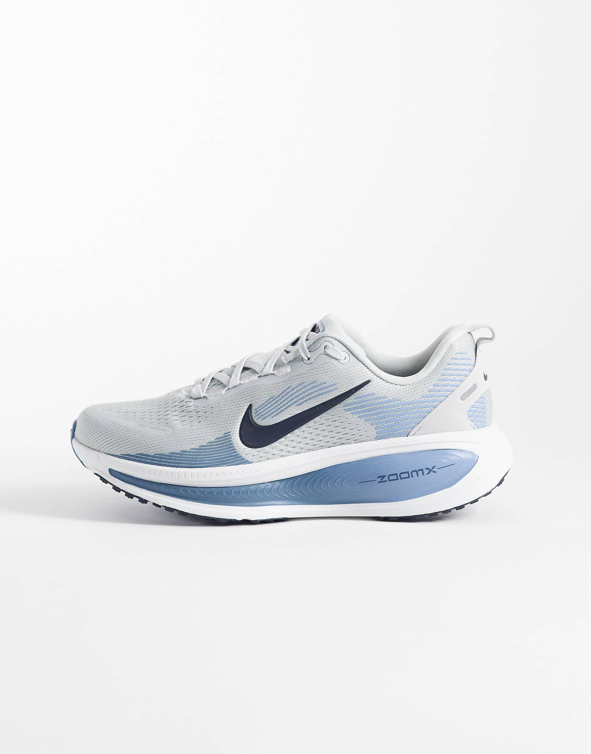 Nike Running Vomero 18 sneakers in white and blue