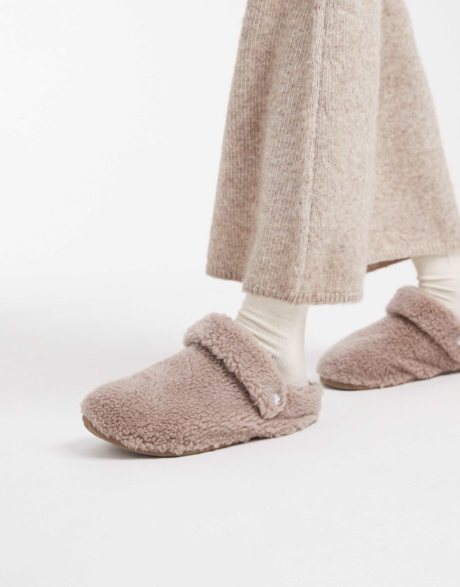 Crocs Unisex Cozzzy fleece slippers in mushroom